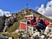 03 In Resegone (Punta Cermenati 1875 m) con Rif. Azzoni (1860 m) baciati dal sole